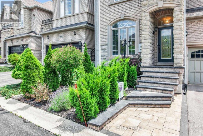 1148 Woodington Ln in Oakville, ON - Building Photo - Building Photo