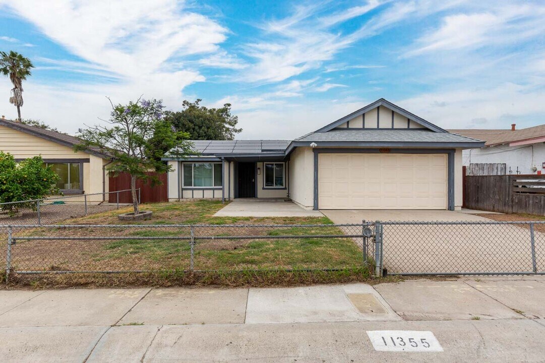11355 Camarosa Cir in San Diego, CA - Building Photo