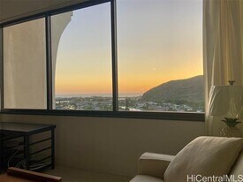 555 Hahaione St in Honolulu, HI - Building Photo