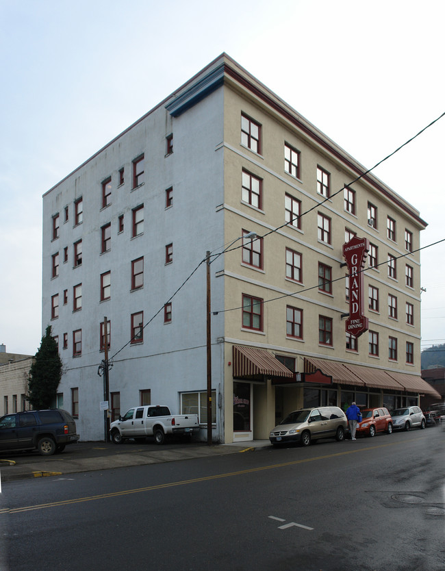 Grand Hotel Apartments in Roseburg, OR - Building Photo - Building Photo