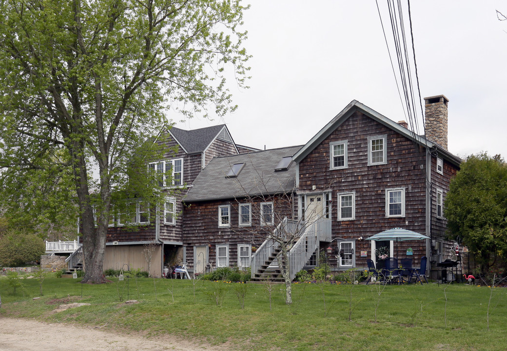 1801 Matunuck Schoolhouse Rd in South Kingstown, RI - Building Photo