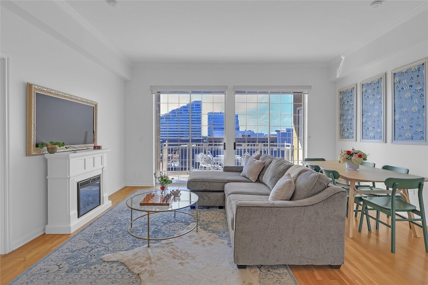 3225 Turtle Creek Blvd, Unit 1042 in Dallas, TX - Building Photo