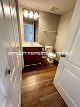 907 SW Peach Tree Ln in Blue Springs, MO - Building Photo - Building Photo