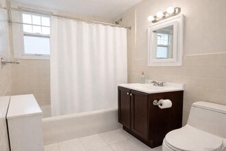 21 Harding Dr in New Rochelle, NY - Foto de edificio - Building Photo