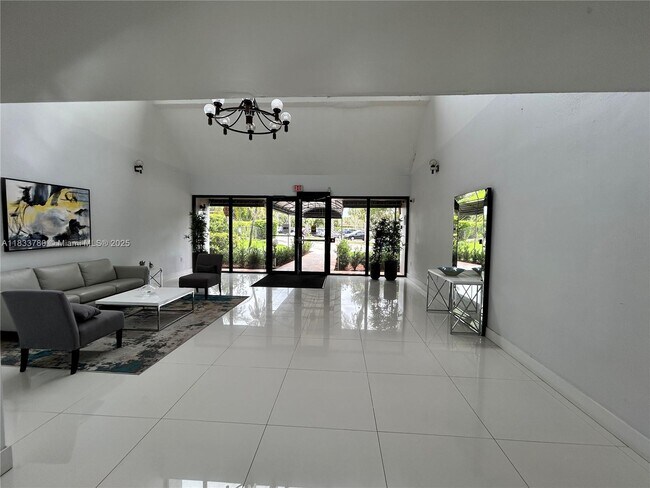 200 Lakeview Dr in Weston, FL - Building Photo - Building Photo