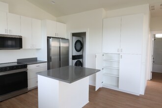 12929 SE Ridgecrest Rd in Happy Valley, OR - Foto de edificio - Building Photo