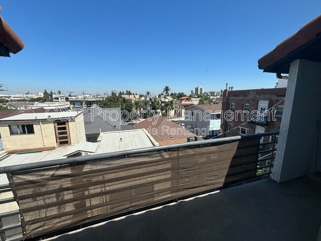 327 Chestnut Ave in Long Beach, CA - Building Photo - Building Photo