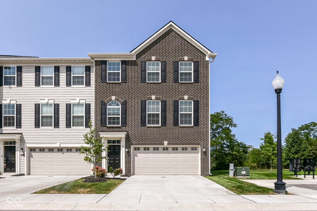 6898 Sunstone Pl in Carmel, IN - Building Photo