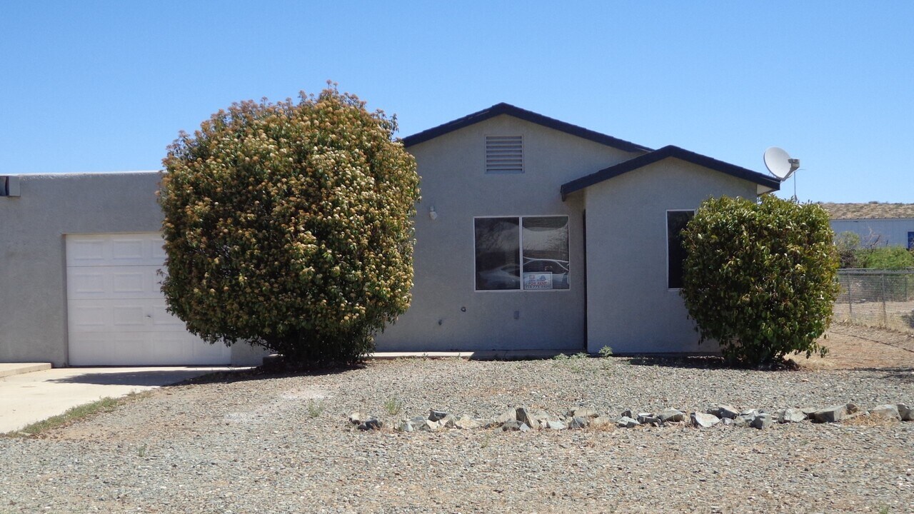 17150 E Roadrunner Rd in Spring Valley, AZ - Building Photo