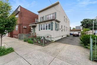 221 Quincy Ave in Kearny, NJ - Foto de edificio - Building Photo
