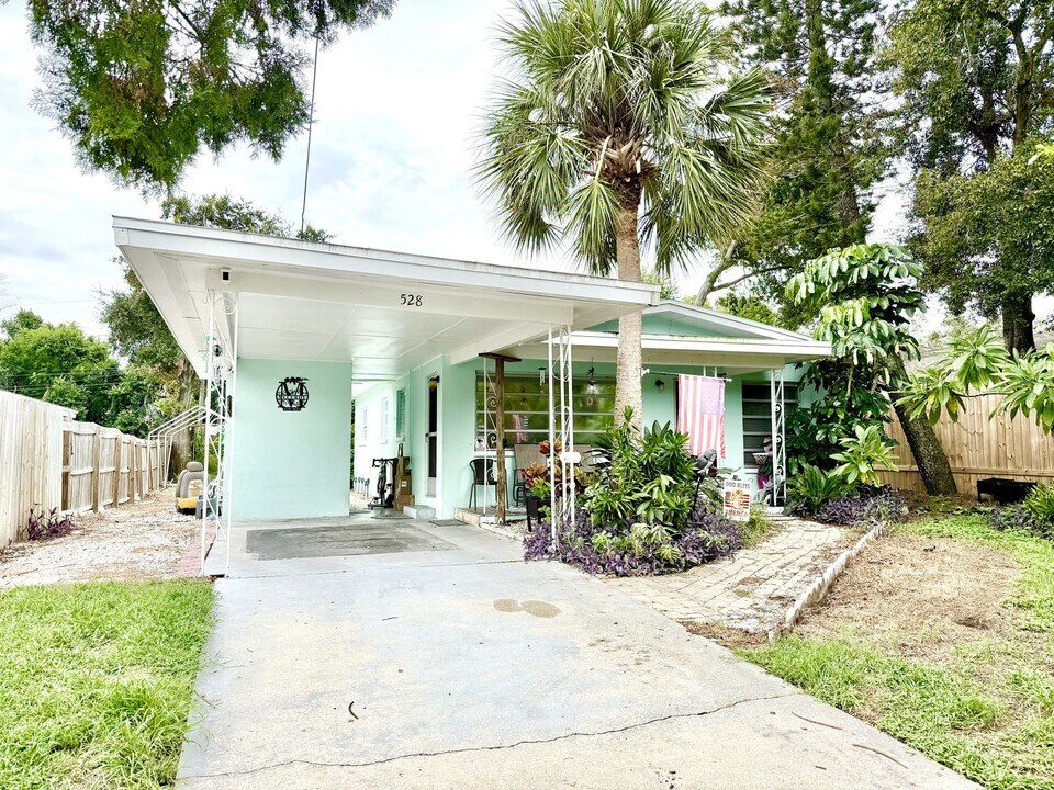 528 E Center St in Tarpon Springs, FL - Building Photo