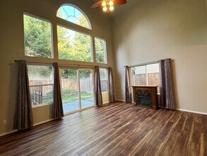 5603 136th St SE in Everett, WA - Foto de edificio - Building Photo