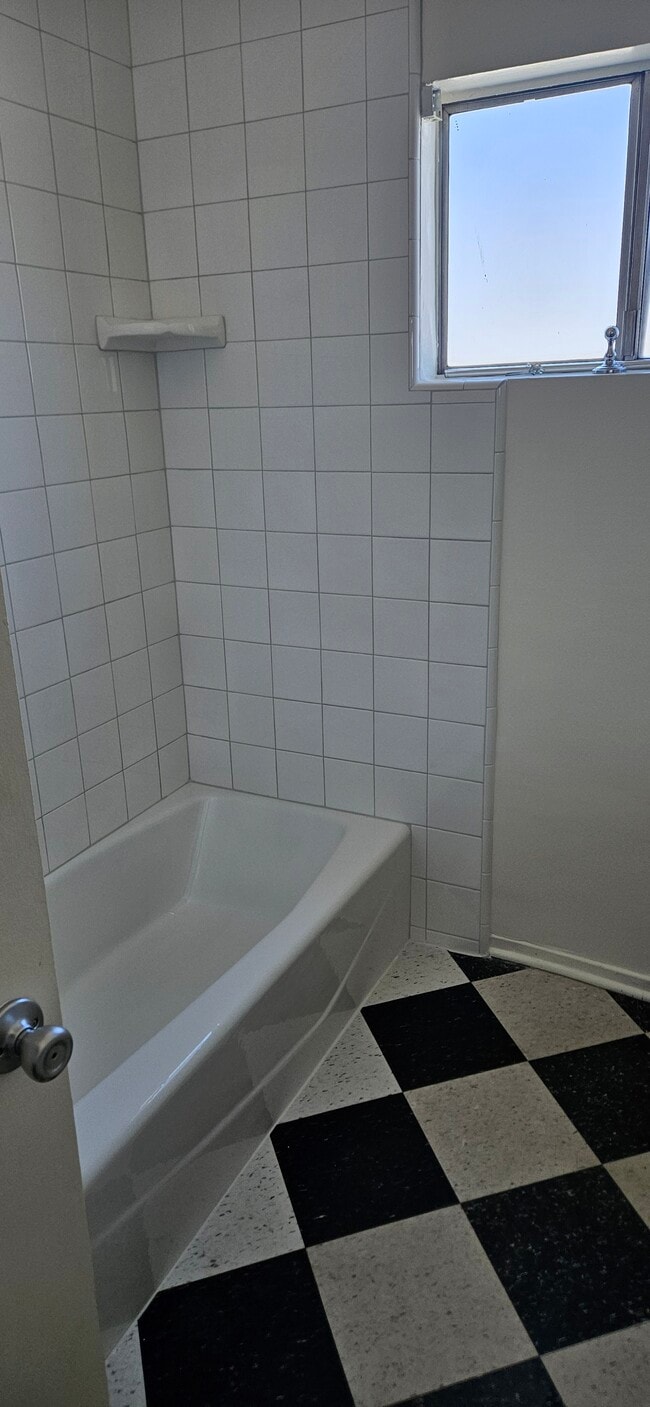 7050-7059 Waring Ave in Los Angeles, CA - Foto de edificio - Building Photo