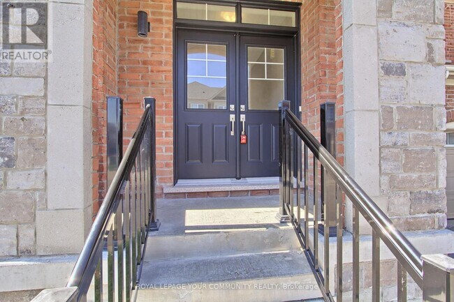 230 Bennett St in Newmarket, ON - Building Photo - Building Photo