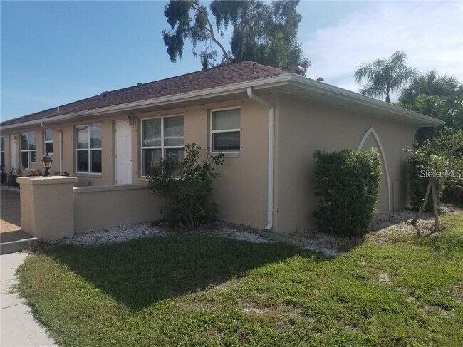 6 Manor Ct in Englewood, FL - Building Photo - Building Photo