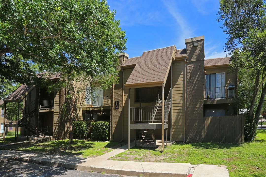 CrestWind Townhomes and Apartments in San Antonio, TX - Foto de edificio