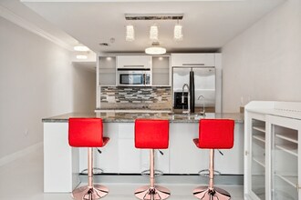 185 SW 7th St in Miami, FL - Building Photo - Building Photo