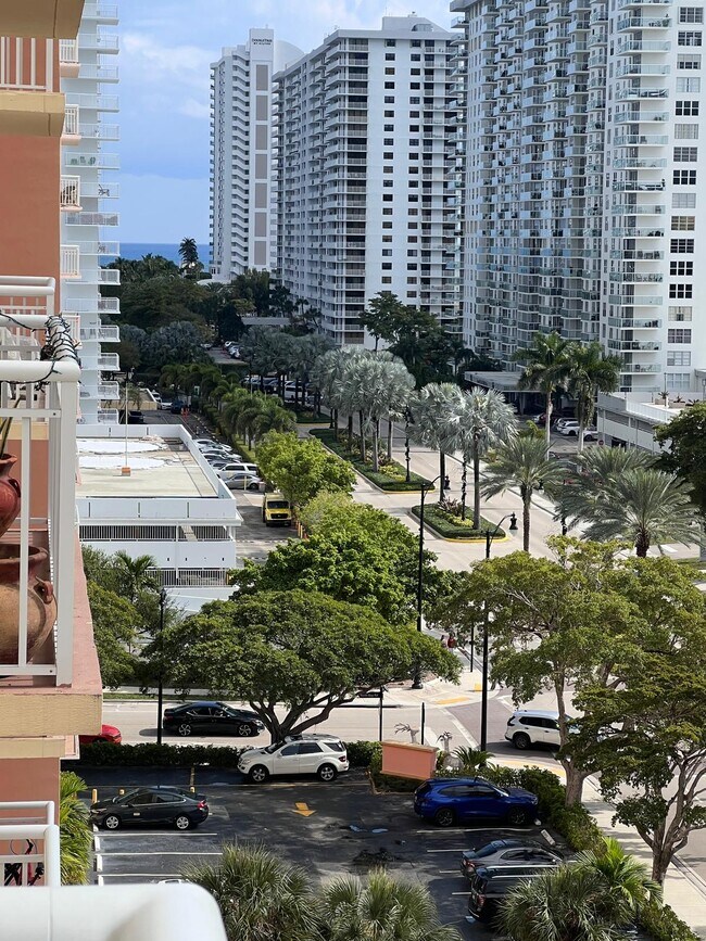 251 174th St, Unit 807 in Sunny Isles Beach, FL - Foto de edificio - Building Photo