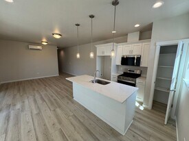 1420 SE Hankel St in Dallas, OR - Building Photo