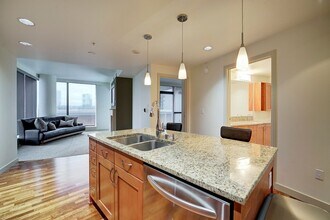 10650 NE 9th Pl in Bellevue, WA - Building Photo - Building Photo