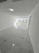 1300 NE Miami Gardens Dr in North Miami Beach, FL - Building Photo - Building Photo