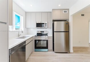 400 Waterway Dr S in Lantana, FL - Building Photo - Building Photo