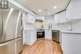 3593 Colonial Dr in Mississauga, ON - Building Photo - Building Photo