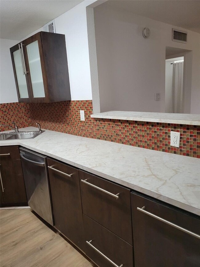 1800 Sans Souci Blvd in North Miami, FL - Foto de edificio - Building Photo