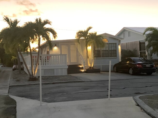 55 Boca Chica Rd in Key West, FL - Foto de edificio - Building Photo