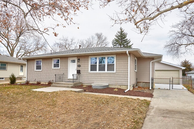 409 SW Ash Dr in Ankeny, IA - Foto de edificio - Building Photo