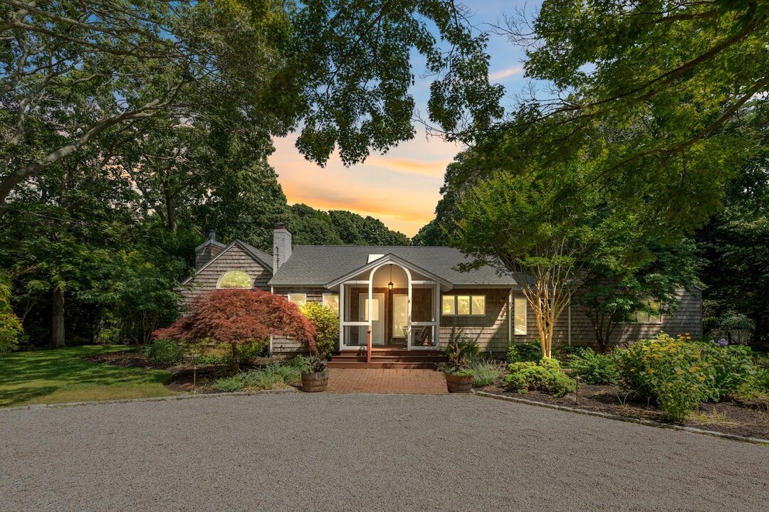 20 Basket Neck Ln in West Hampton Dunes, NY - Foto de edificio