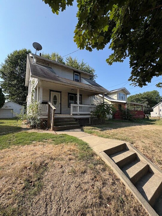 736 Lovers Ln in Akron, OH - Building Photo