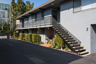 2332 Ontario N St, Unit G in Burbank, CA - Building Photo - Building Photo