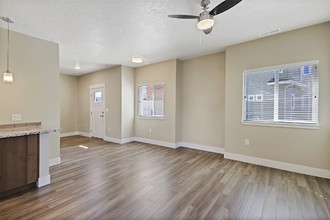 3582 E Grand Forest Dr-Unit -103 in Boise, ID - Foto de edificio - Building Photo