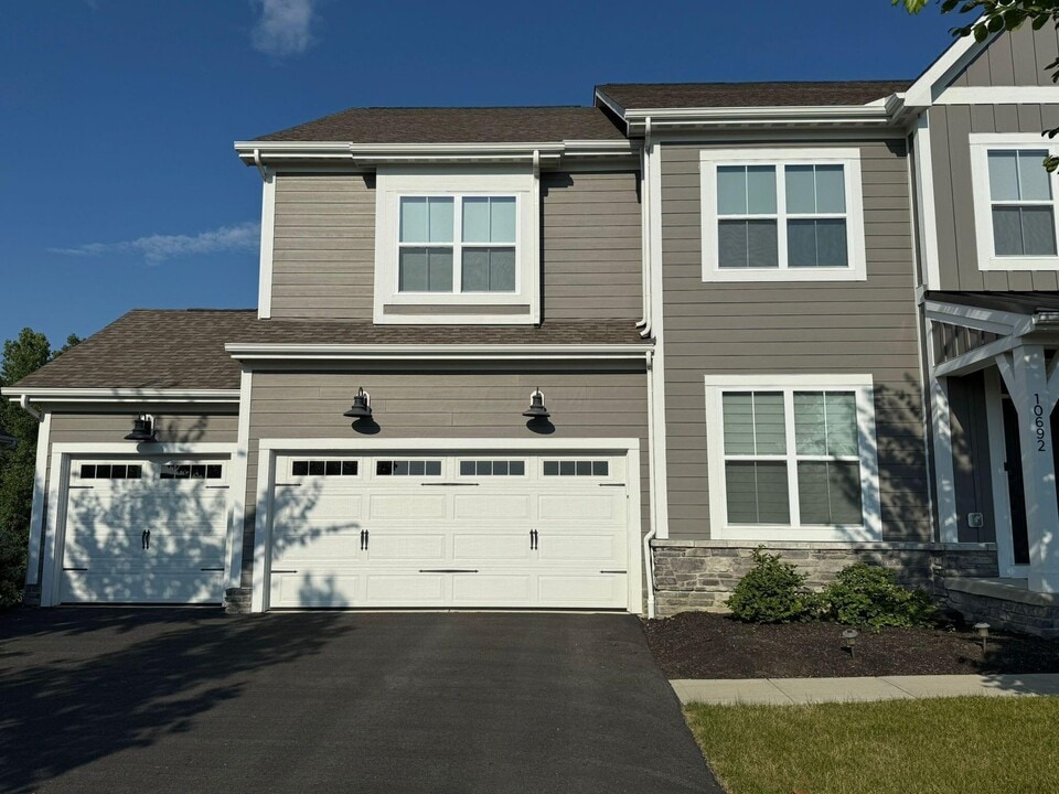 10692 Pearl Creek Dr in Plain City, OH - Building Photo