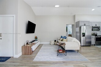 1025 Bamboo Ln in Weston, FL - Building Photo - Building Photo