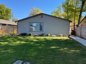 524 Marie St in Medford, OR - Building Photo