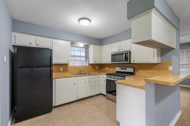 1204 Crescent Blvd in Cleveland, TX - Building Photo - Building Photo