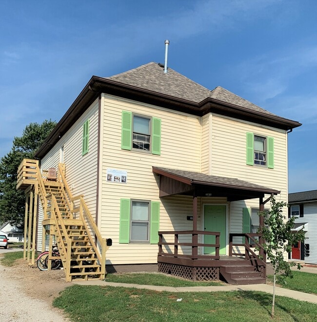 1430 9th St, Unit Upper (1430.5) in Charleston, IL - Foto de edificio - Building Photo