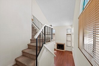 4915 Strauss Dr in Las Vegas, NV - Foto de edificio - Building Photo