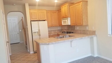 2806 Tourbrook Way in Sacramento, CA - Foto de edificio - Building Photo