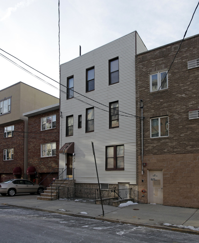 630 Adams St in Hoboken, NJ - Building Photo - Building Photo