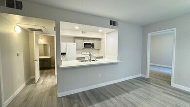 7255 Sunset Rd in Las Vegas, NV - Building Photo - Building Photo