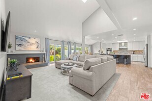 23236 Vía Calisero in Santa Clarita, CA - Building Photo