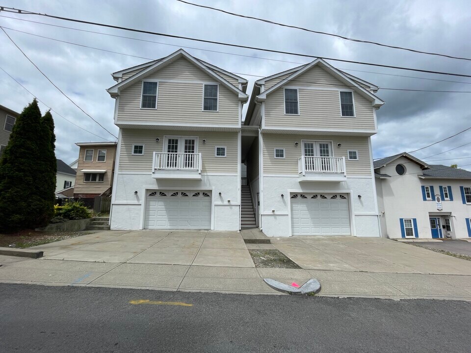 5 Hewitt St in Providence, RI - Building Photo