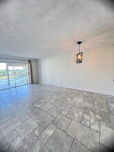 8435 Sunrise Lakes Blvd, Unit 309 in Sunrise, FL - Foto de edificio - Building Photo
