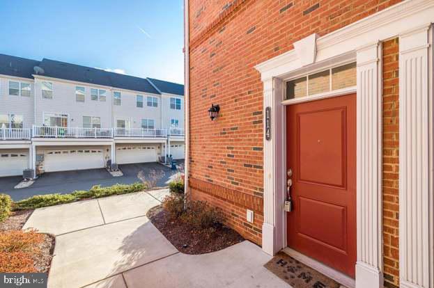 23286 Southdown Manor Terrace in Ashburn, VA - Building Photo - Building Photo