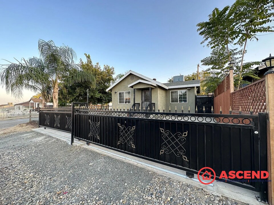921 Wood St in Taft, CA - Building Photo