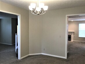 1247 Turfway Dr in Avon, IN - Foto de edificio - Building Photo