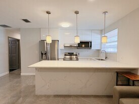 724 NE 3rd St in Hallandale Beach, FL - Building Photo